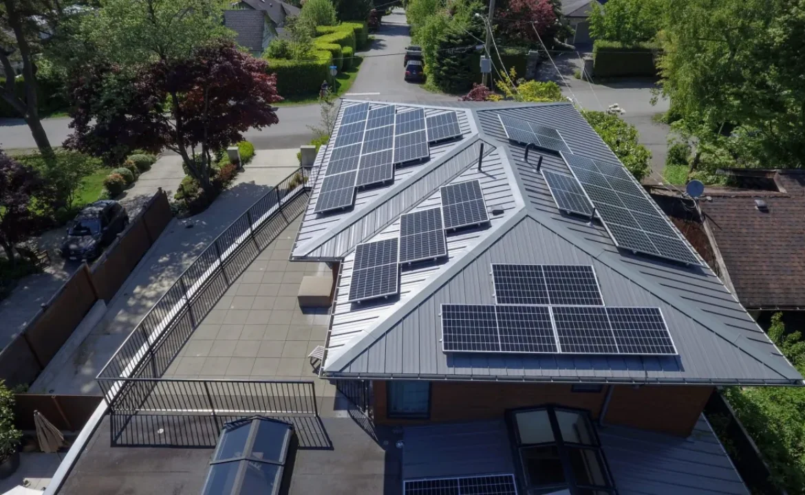 do_solar_panels_insulate_your_roof_sYe