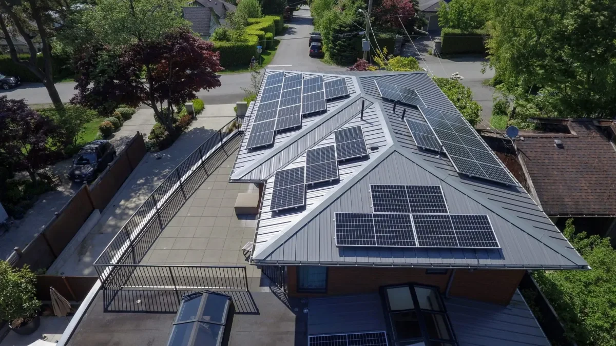 do_solar_panels_insulate_your_roof_sYe